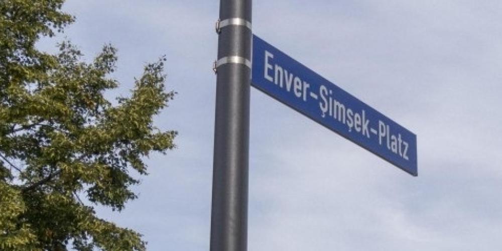 Straßenschild mit der Aufschrift: Enver-Şimşek-Platz
