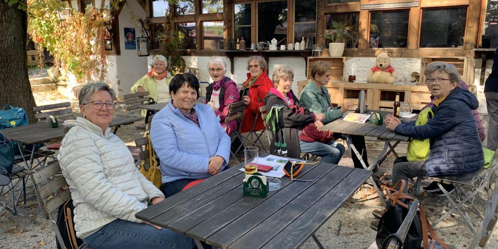 Seniorinnen an einem Tisch im Freien