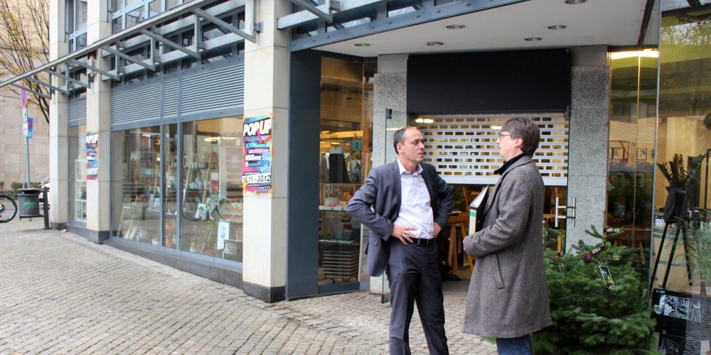 Christian Gerlitz (links) und Markus Henkenmeier vor dem PopUp Store in der Löbderstraße