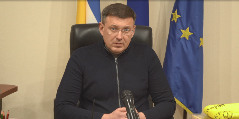 Igor Sapozhko, Oberbürgermeister der ukrainischen Stadt Brovary, spricht in eine Kamera.