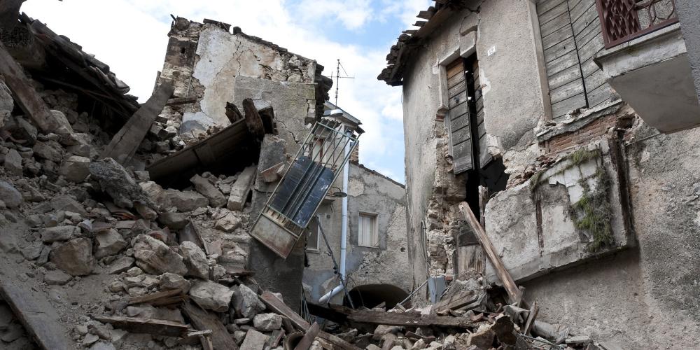Durch ein Erdbeben zerstörte Häuser