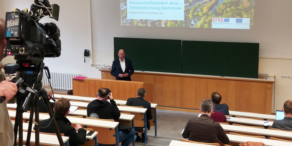 Thüringer Minister Wolfgang Tiefensee stellt die Pläne zum Wissenschaftscampus Jena bei einer Pressekonferenz im September 2021 vor