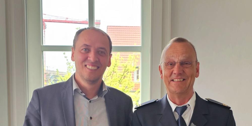 Bürgermeister Christian Gerlitz überreicht die Ernennungsurkunde an Branddirektor Peter Schörnig