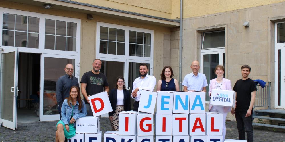 Mitgleider der Jena Digital Werkstadt vor den neuen Räumlichkeiten