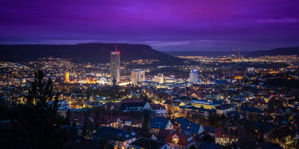 Blick auf Jena bei Nacht