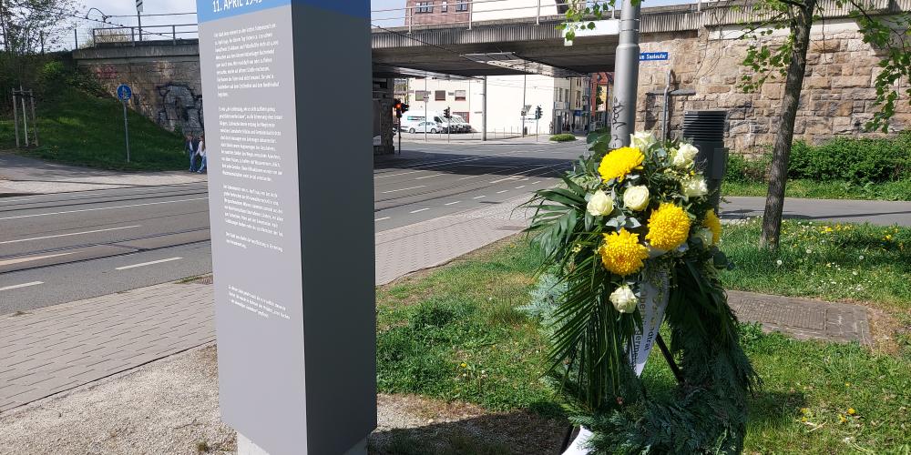 Gedenkstele und Kranz an der Camsdorfer Brücke zum Gedenken an den Todesmarsch 1945