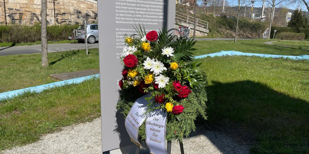Gedenkstele zum Todesmarsch in Jena mit Kranz