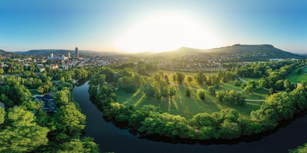 Panorama von Jena mit Blick auf das Paradies und die Saale
