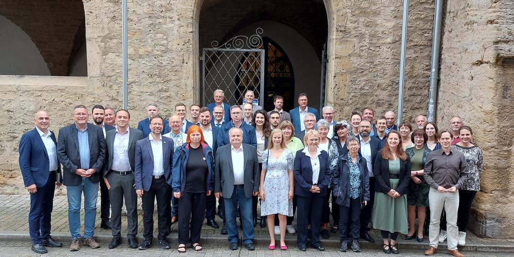 Die Mitglieder des neu gewählten Jenaer Stadtrates stehen vor dem Historischen Rathaus