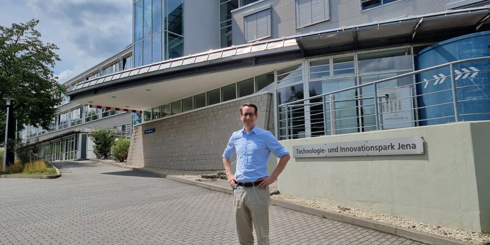 Dr. Thomas Ganz steht vor dem Gebäude des Technologie- und Innovationsparks Jena