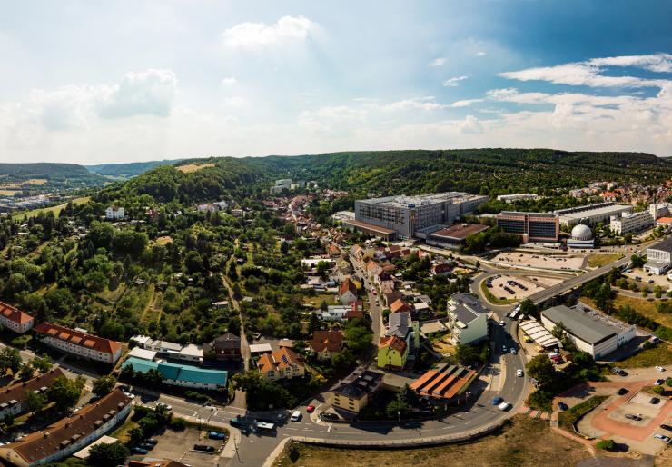 Ein Luftbild eines Stadtteils im Hintergrund Berge