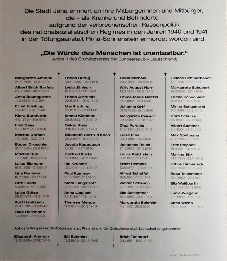 Eine Tafel mit 60 Namen