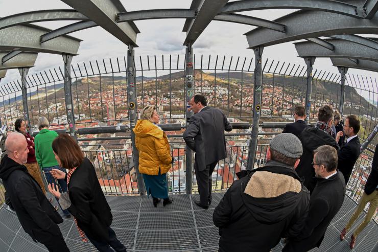 Menschen auf einer Aussichtsplattform