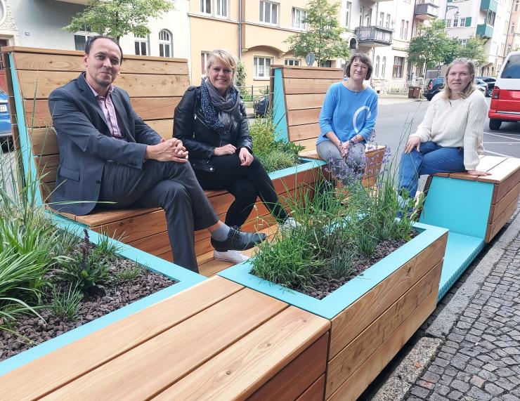 Einweihung der Parklets in der Sophienstraße mit Bürgermeister Christian Gerlitz, Cornelia Förster vom Ortsteilrat Zentrum, Ulrike Zimmermann vom Fachdienst Mobilität und Anwohnerin Nancy Droese