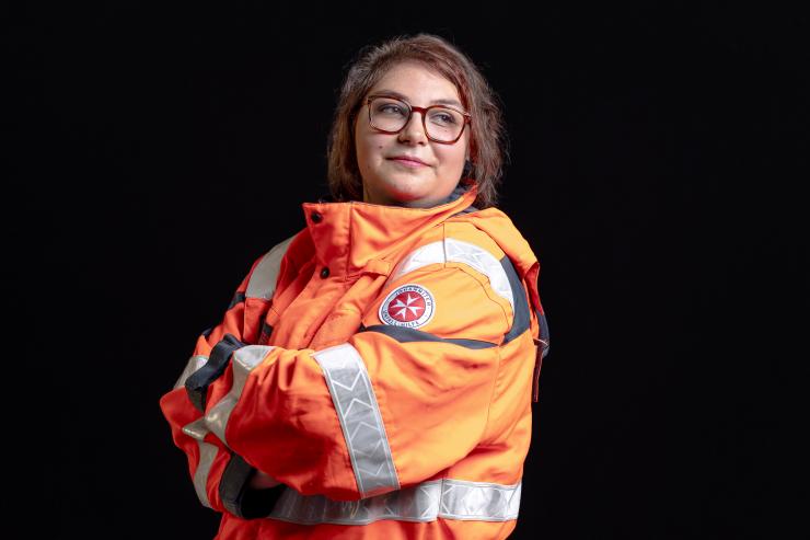 Frau in Sanitäteruniform