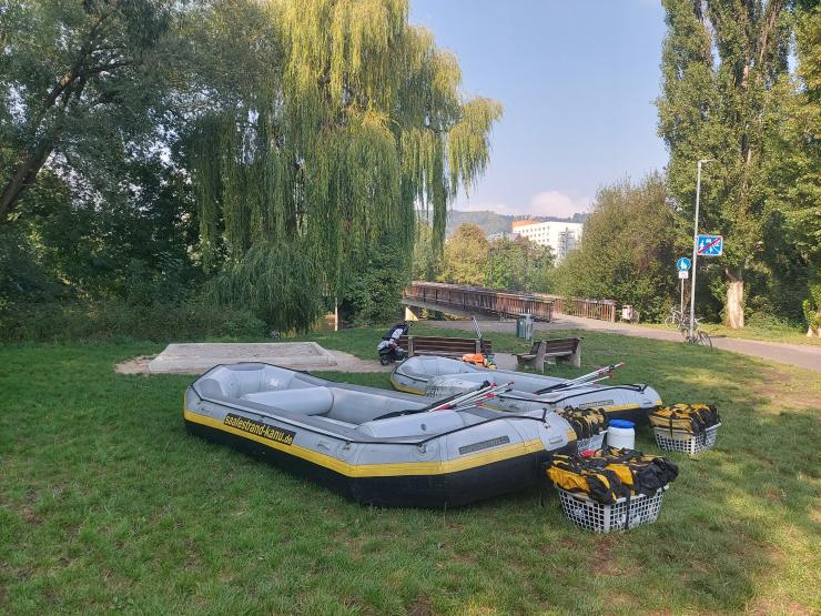 Zwei Schlauchboote sind auf einer Wiese neben der Griesbrücke in Jena abgelegt