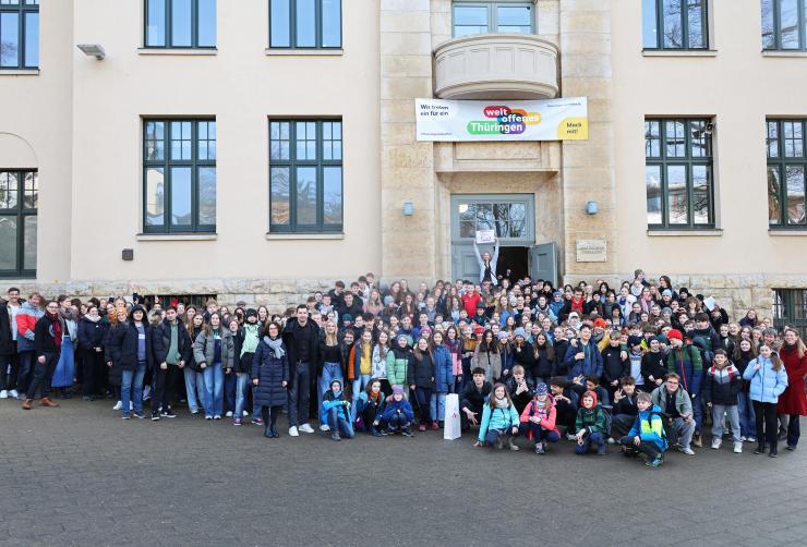 Gruppenbild mit Schülerinnen und Schülern 