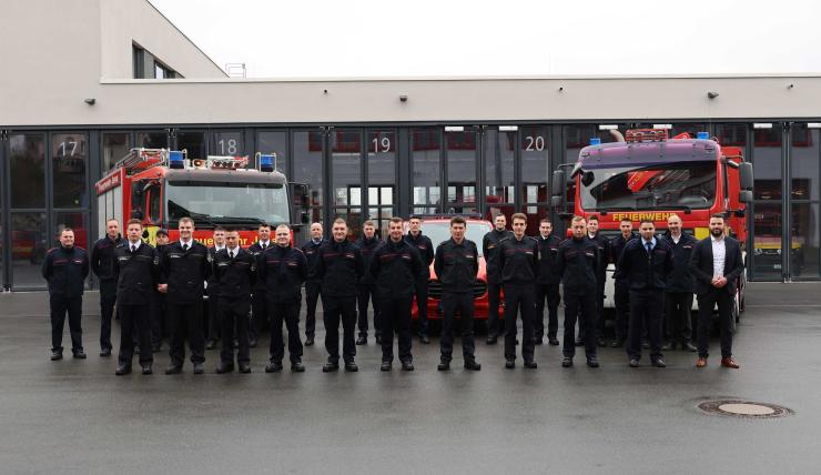 Viele Feuerwehrmänner schauen in die Kamera.