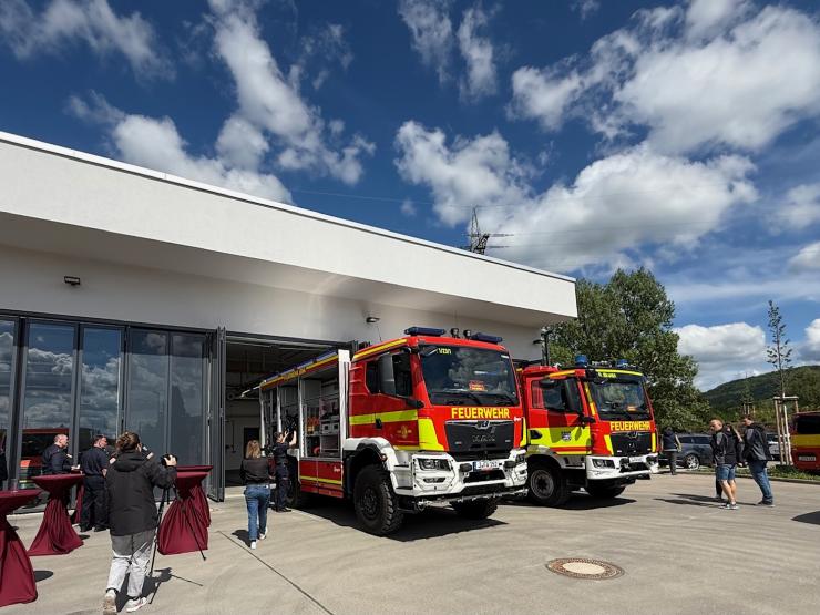 Feuerwehrautos vor Wache zu sehen.