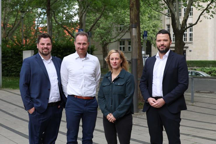 vier menschen schauen in die Kamera.