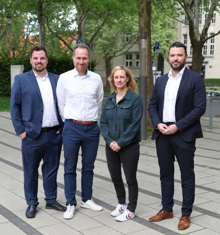 vier menschen schauen in die kamera