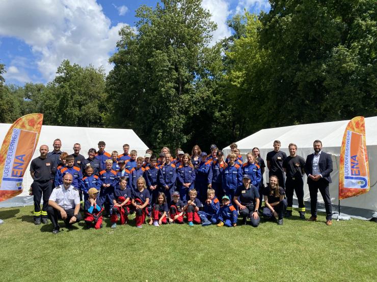 Eine Gruppenbild mit vielen Kindern und einigen Erwachsenen.