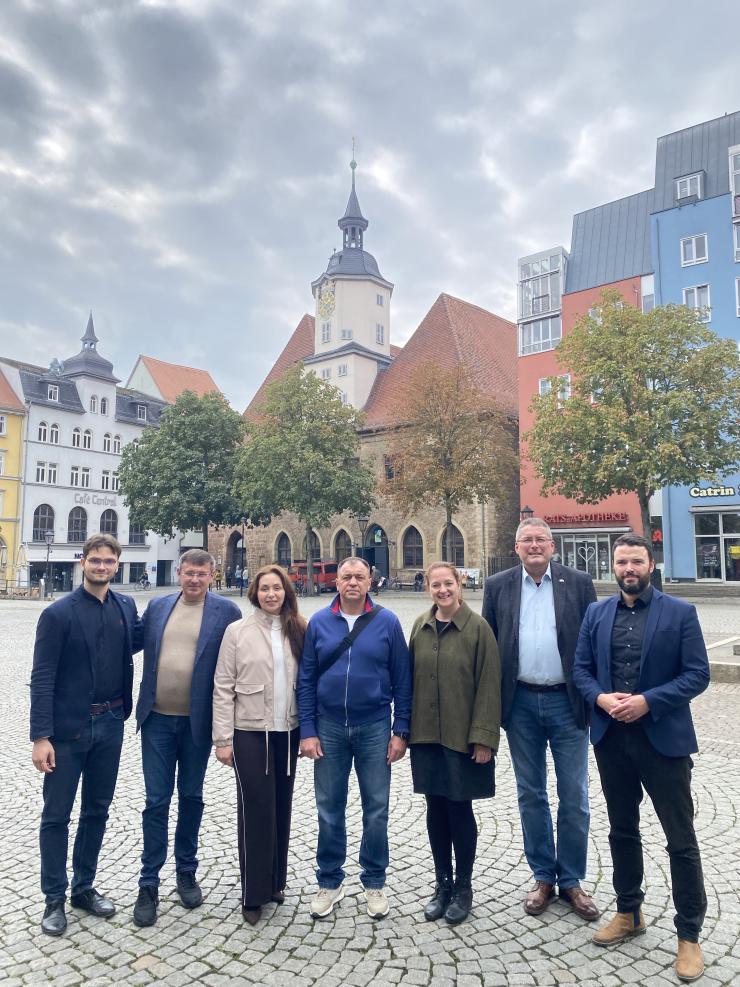 7 Personen vor dem Rathaus Jena