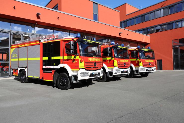 Drei Einsatzfahrzeuge für die Feuerwehr Jena.