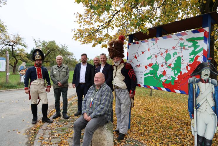 Mehrere Männer schauen beim Schlachtfeldplan Jena Auerstedt in die Kamera.