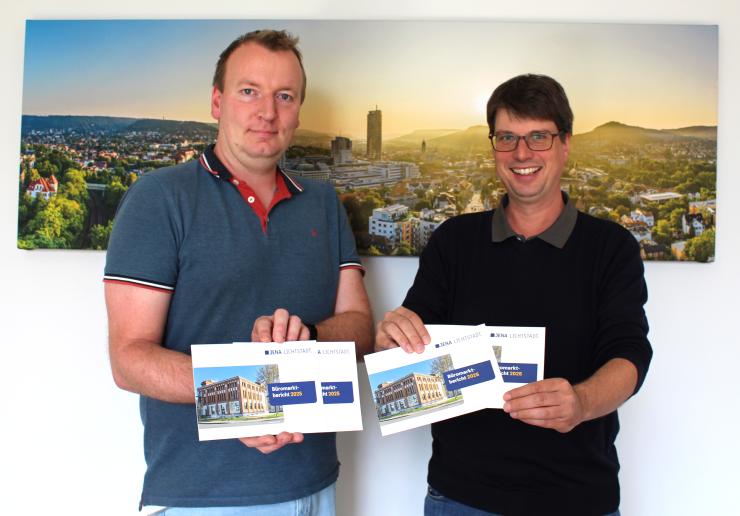 atrick Werner (Projektleitung Büromarktbericht, l.) und Markus Henkenmeier (Prokurist,r.) von JenaWirtschaft zeigen den Büromarktbericht 2025