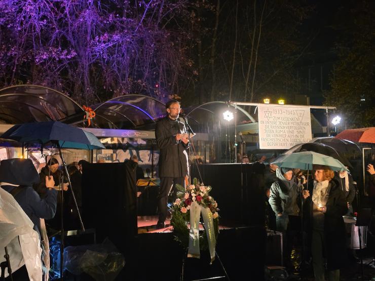 Oberbürgermeister Dr. Thomas Nitzsche steht auf einer Bühne und hält eine Rede zum Gedenken an die Novemberpogrome 1938