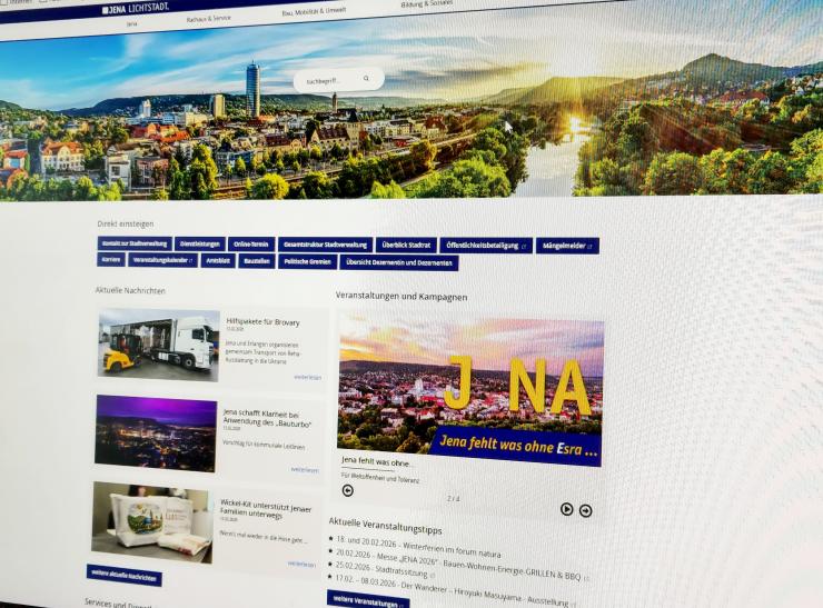 blick auf einen Computer-Bildschirm, welcher die Startseite der Webseite jena.de zeigt