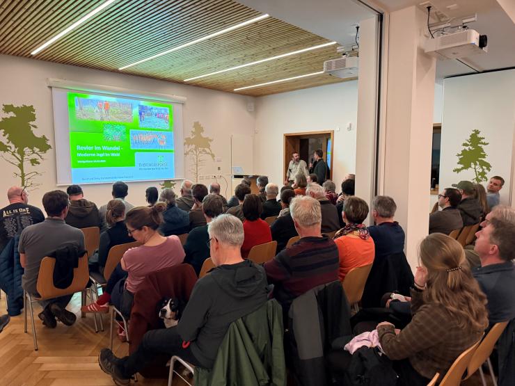 Vortrag Bernhard Zeiss mit vielen Teilnehmenden