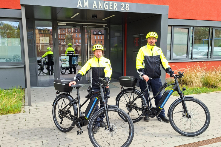 Zwei Mitarbeiter der Ordnungsbehörde mit Dienstfahrrädern.
