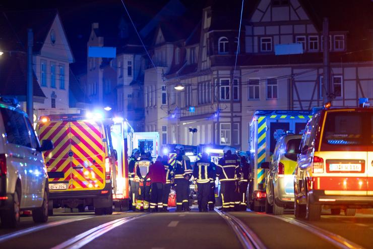 Viele Feuerwehrautos und Rettungswagen in der Nacht.