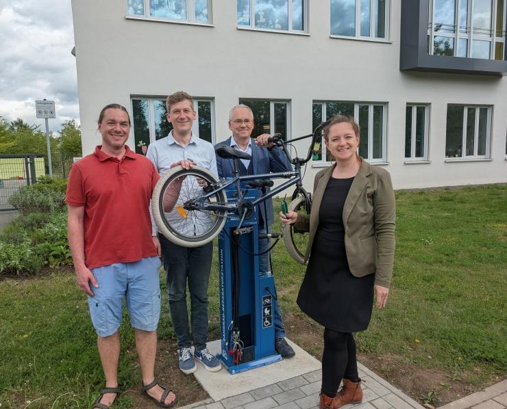 Vier Personen stellen die Fahrrad-Reparaturstation vor