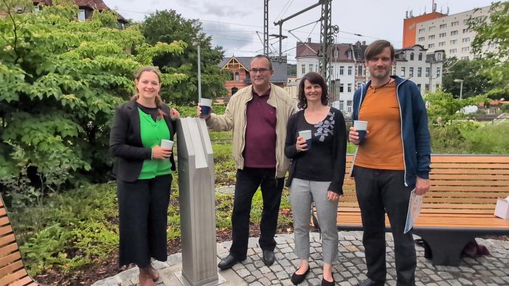 v.l.: Dezernentin Kathleen Lützkendorf , KSJ-Werkleiter Uwe Feige, Projektplanerin Elke Kalbas-Borkmann (Fachdienst Stadtplanung) und Klimaanpassungskoordinator Daniel Knopf am Trinkbrunnen "Gries".