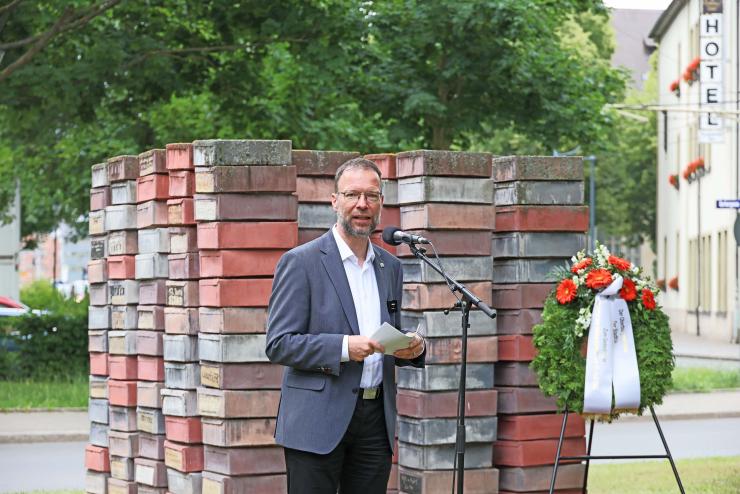 Mann hält eine Rede