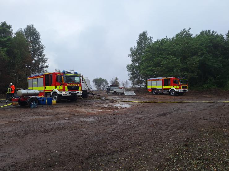 Fahrzeuge der Feuerwehr bei einem Brandgebiet.
