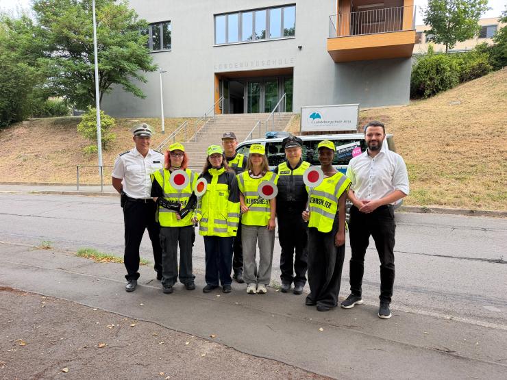 v.l.: Hauptkommissar Sascha Koglin, Schülerlotsin Mia, Schülerlotsin Pauline, Polizeihauptmeister Mario Hahn, Schülerlotsin Loreley, Polizeihauptmeisterin Aline Gloger, Schülerlotsin Blessing und Bürgermeister Benjamin Koppe 