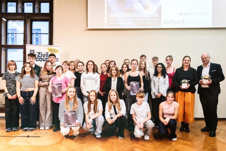 Schülerinnen und Schüler bei der Preisverleihung