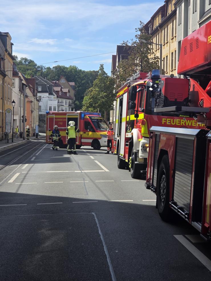 Feuerwehrautos und Rettungsfahrzeuge stehen auf einer Straße