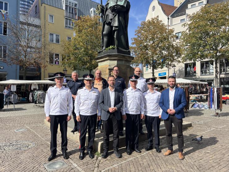 v.l.n.r.: Nils Blamberg, Roland Döpel, André Volkmann, Nick Ludwig (alle Feuerwehr Jena), Mirel Coman, Lucian Mihoc, Oberbürgermeister Dr. Thomas Nitzsche, Valentin Colesnic, Cristi Ciulavu, Bürgermeister Benajmin Koppe