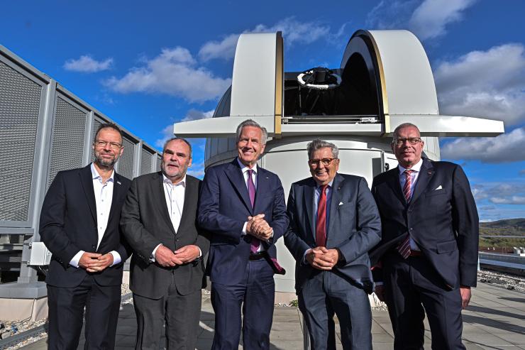 Fünf Männer stehen auf dem Dach des Fraunhofer Instituts, im Hintergrund ist die Optischen Bodenstation zu sehen