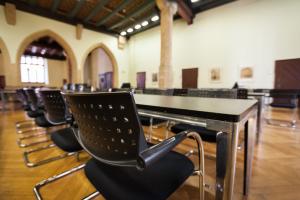 Blick auf eine Sitzgruppe mit Tischen und Stühlen