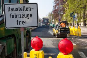 Eine Baustelle mit einem Schild Baustellenfahrzeuge frei