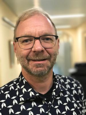 Eine Person blickt in die Kamera