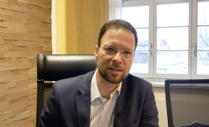 Ein Mann schaut in die Kamera