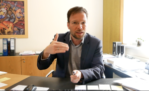 Ein Mann am Schreibtisch 