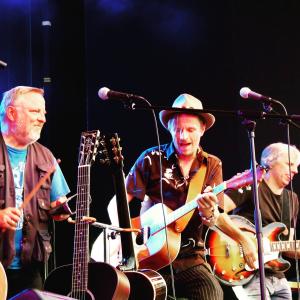 Drei Männer auf eine Bühne